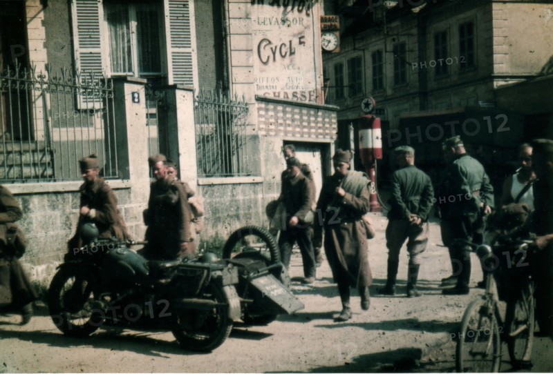 Soldats allemands dans une ville occupée, 1940