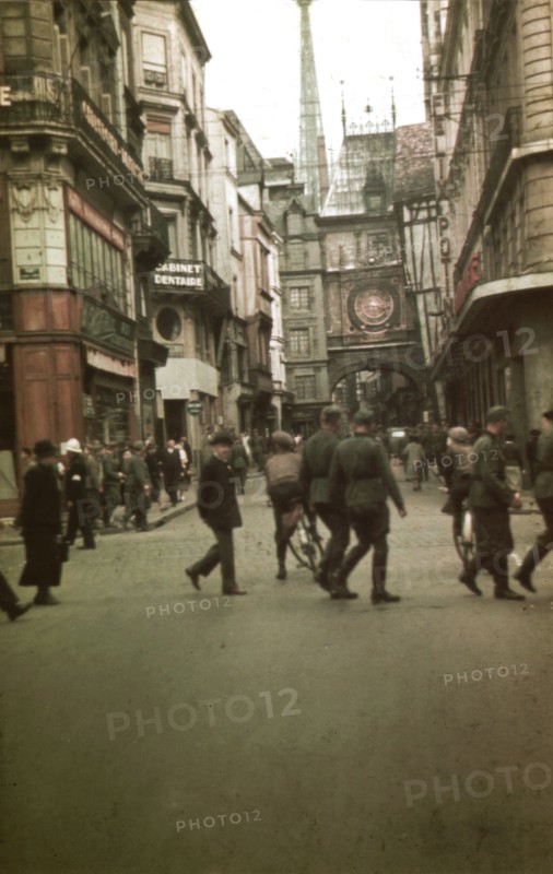 Soldats allemands dans une ville occupée, 1940