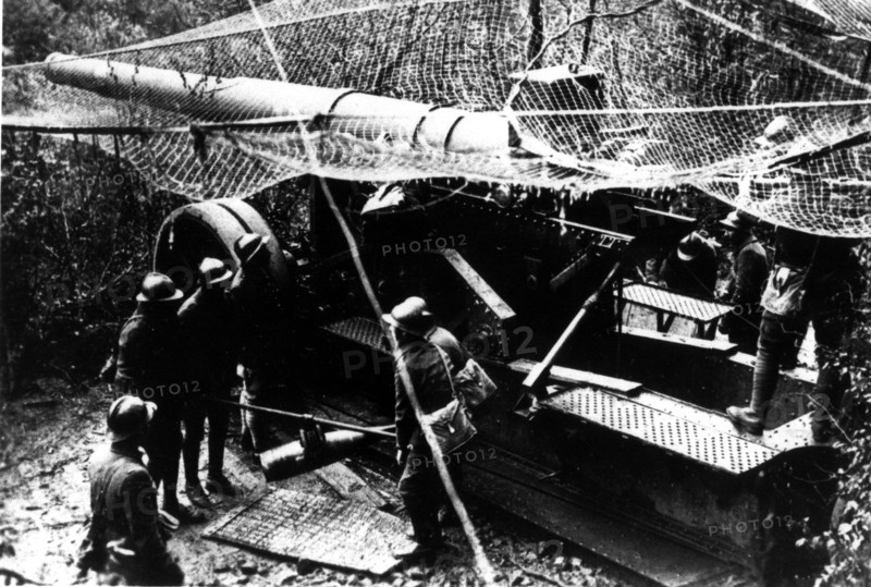 France, French front, French heavy artillery piece in action