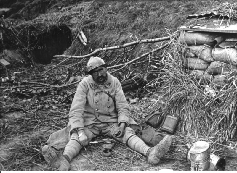 Première Guerre Mondiale, soldat déjeunant près des abris près d'Autheuil (Oise)
