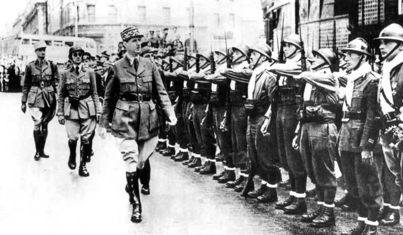 14 juillet 1940, Londres. Le général De Gaulle passe en revue les premiers volontaires.