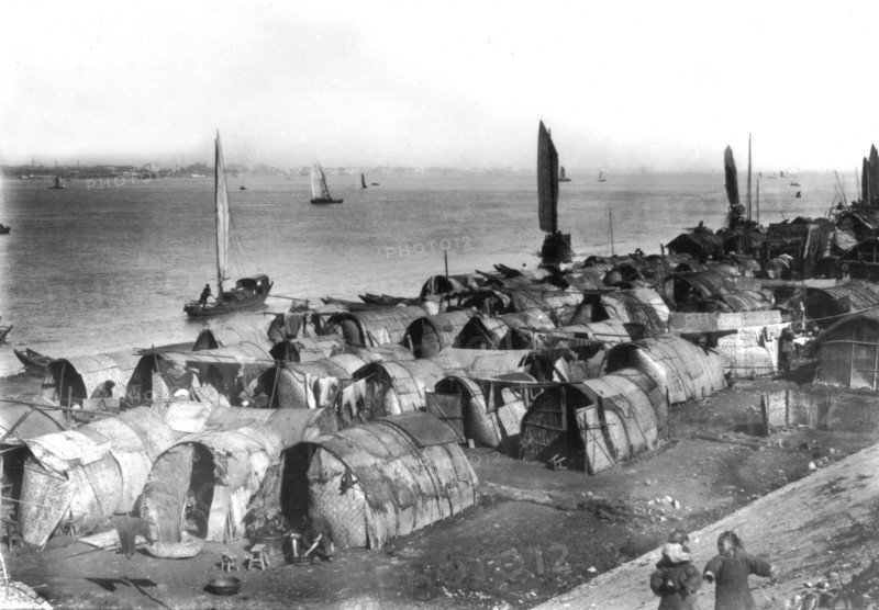 Chine, vers 1900, habitations de pêcheurs à Ou-Taï-Chang sur le Yang Tsé Kiang