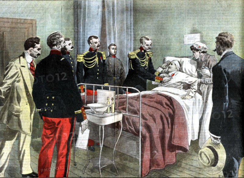 French officer Etienne is given the Legion of Honour on his deathbed
