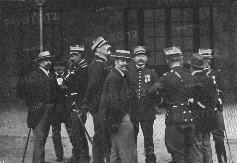 Affaire Dreyfus, Procès de Rennes (1899) : Lebrun Renault au milieu des gendarmes devant le Tribunal