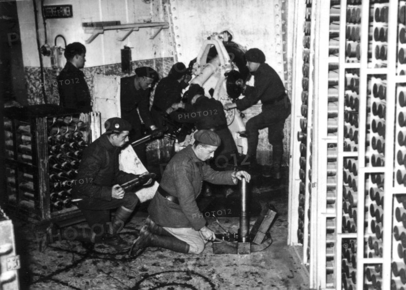 La ligne Maginot. A l'intérieur d'une casemate d'artillerie