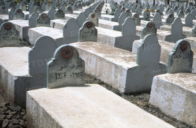 Algérie, Vallée de la Soummam, le cimetière d'Ouzellagen