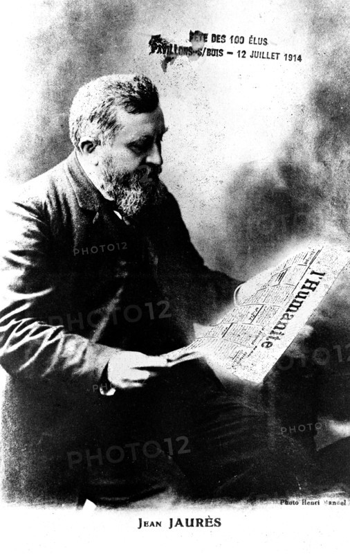 Jean Jaurès lisant le journal "L'Humanité"