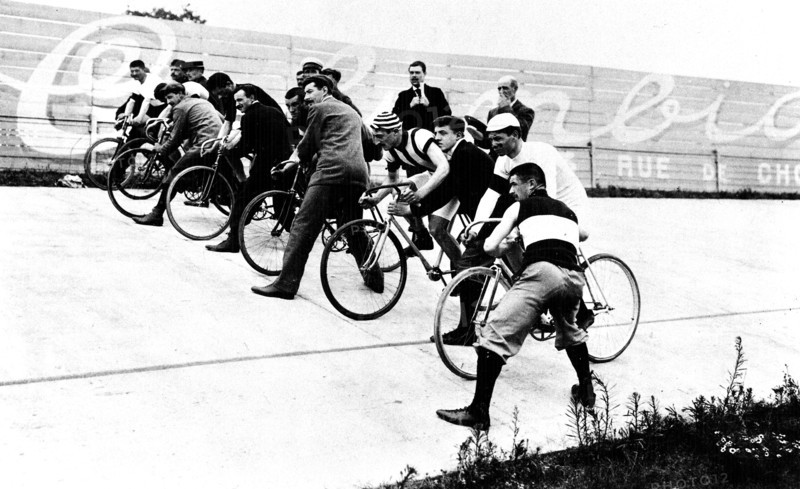 Paris. Starting point of the 100 mile race at the bike track in the Park of Princes. From left to right : Huret, The, Bor, Bauge, Walters, Digeon and Champion.