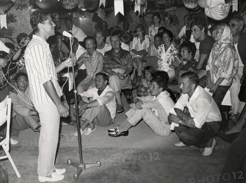 Sacha Distel singing for George Pompidou