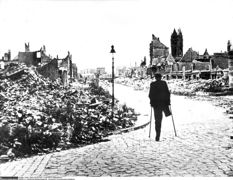 Une rue de Hambourg dévastée, 1945