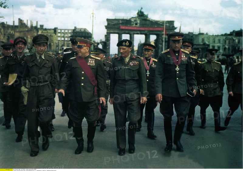 Défilé militaire près de la Porte de Brandebourg, à Berlin, 1945