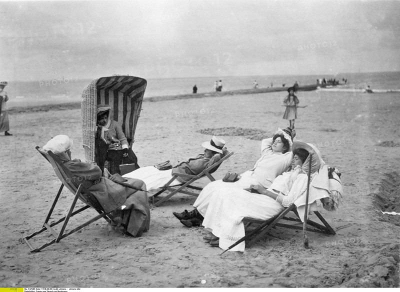 Femmes sur la plage à Nordeney, Allemagne, 1910