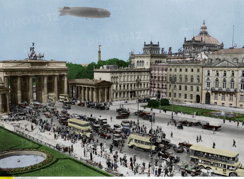 Dirigeable Zeppelin, au-dessus de la Porte de Brandenbourg, Berlin, 1929