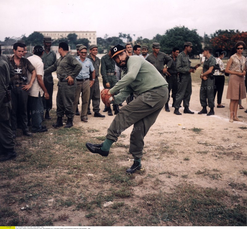 Fidel Castro joue balle de base-ball
