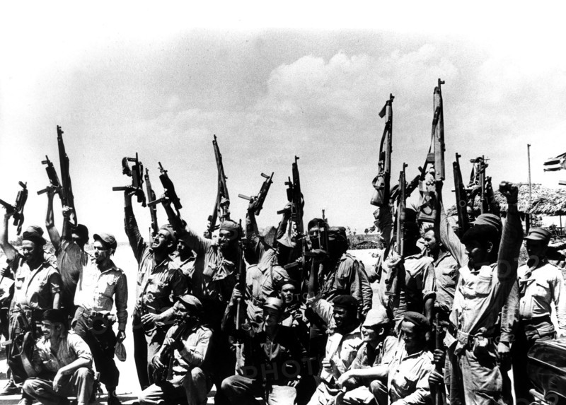 Miliciens cubains fêtant l'échec de l'invasion de la Baie des Cochons, 1961