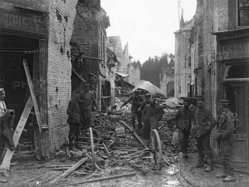 Soldats allemands dans les ruines de Péronne, 1916