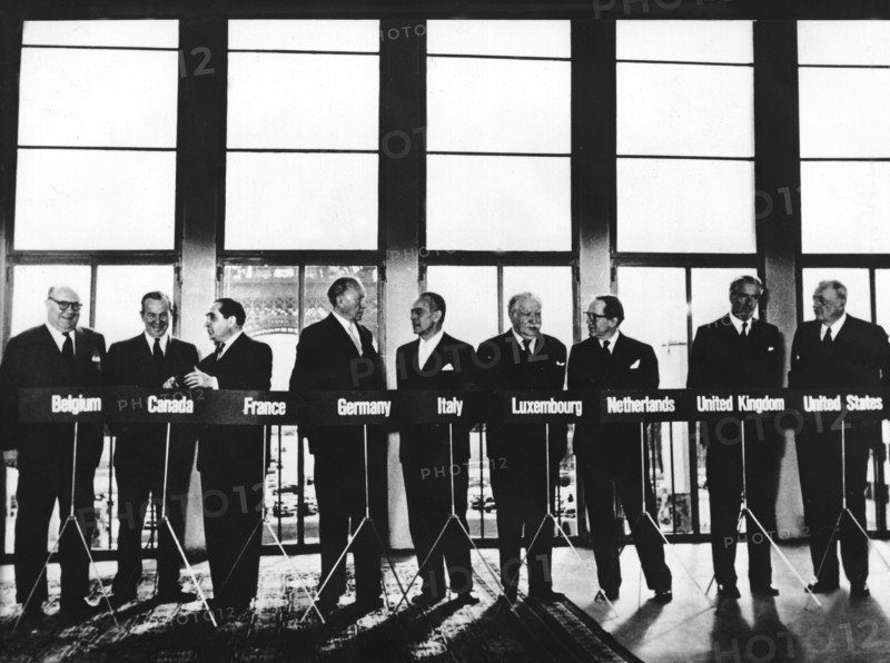 Signature des Accords de Paris, 1954