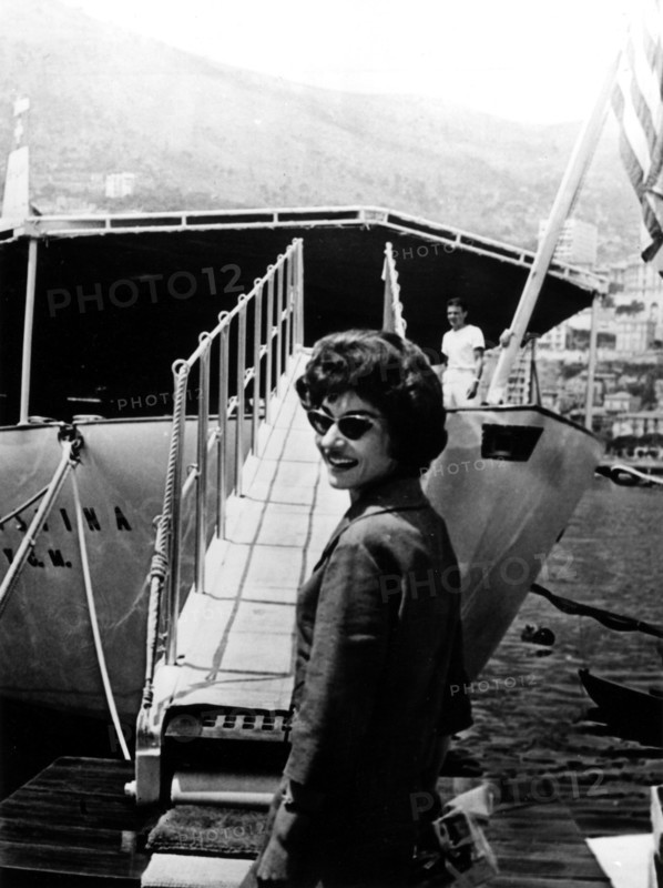 Maria Callas devant le yacht "Christina", 1959