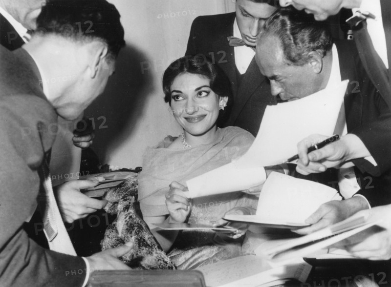 Maria Callas signant des autographes, mai 1959