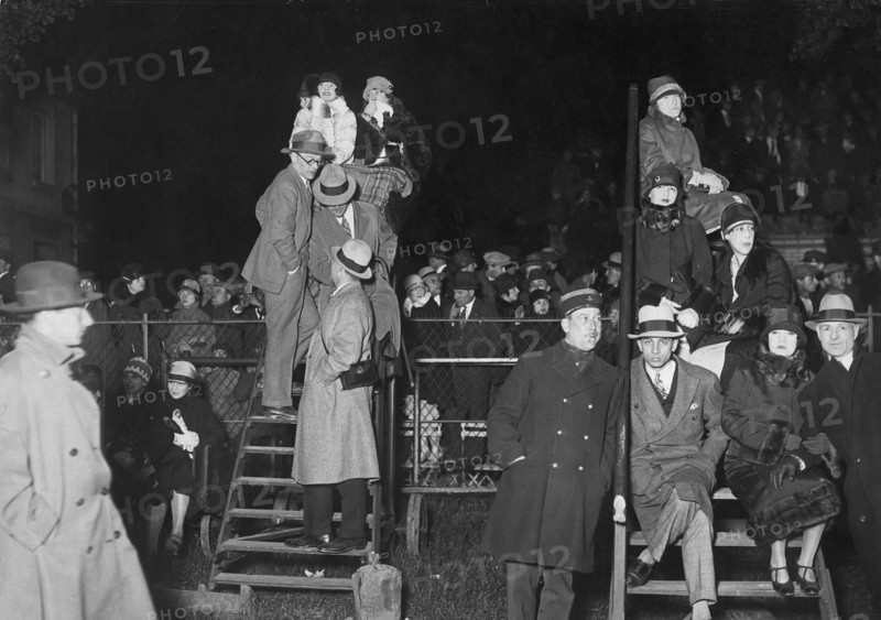 Spectateurs attendant l'arrivée de Charles Lindbergh à l'aéroport du Bourget, 21 mai 1927