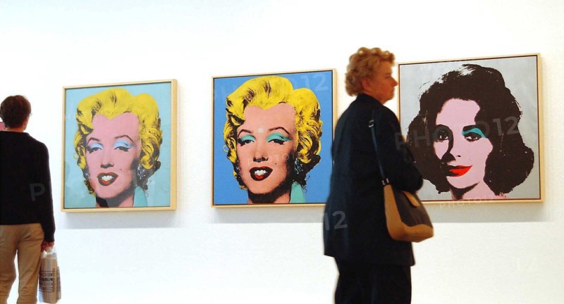 Visiteurs devant des oeuvres d'Andy Warhol, 2001