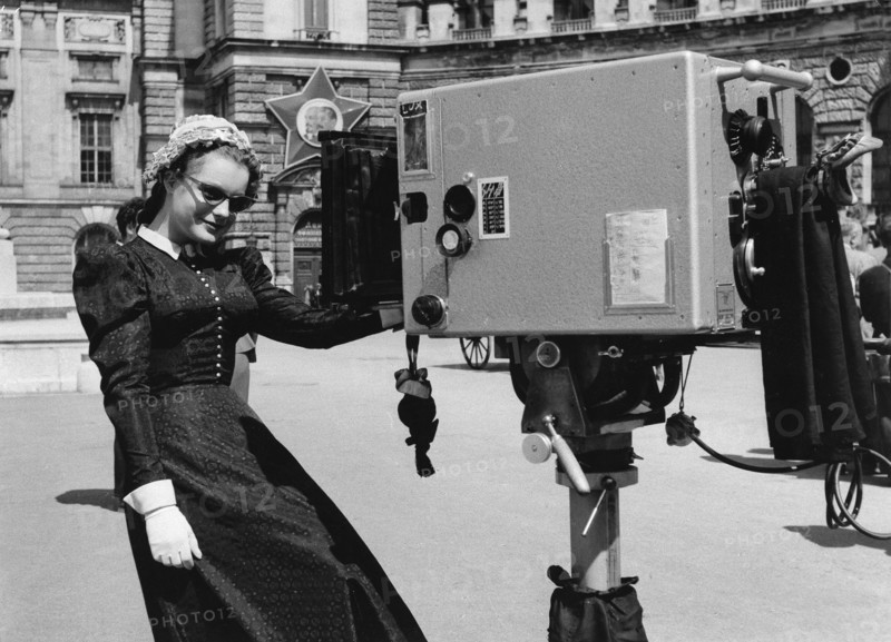 Romy Schneider am Rande der Dreharbeiten zu 'Die Deutschmeister'