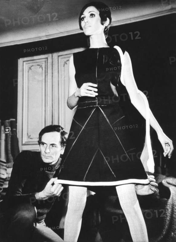 Pierre Cardin et un de ses modèles, années 60