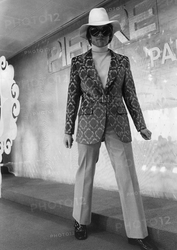 Mannequin présentant un modèle de la collection Pierre Cardin de 1970