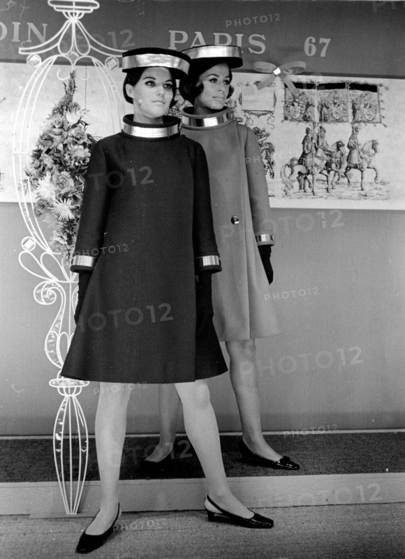 Mannequins présentant un modèle de la collection Pierre Cardin de 1967