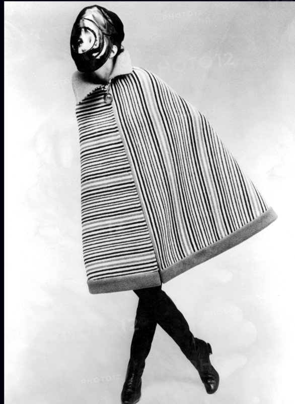 Mannequin présentant un modèle de la collection Pierre Cardin de 1967