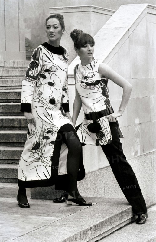 Mannequins présentant un modèle de la collection Pierre Cardin de 1970