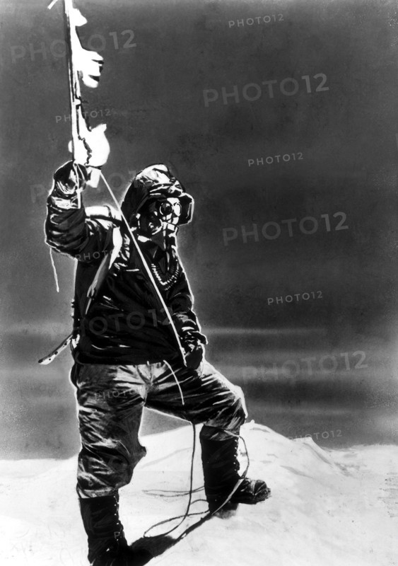 Le sherpa Tensing Norgay au sommet du mont Everest, 29 mai 1953