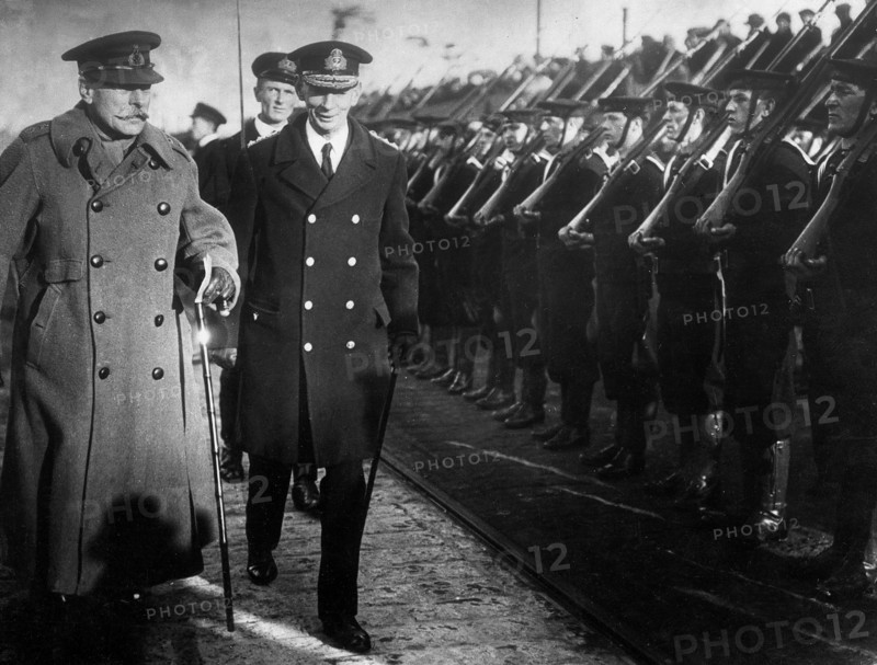 Sir Douglas Haig et le vice-amiral Roger Keyes inspectant la garde d'honneur