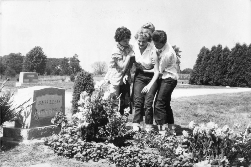 Fans sur la tombe de James Dean