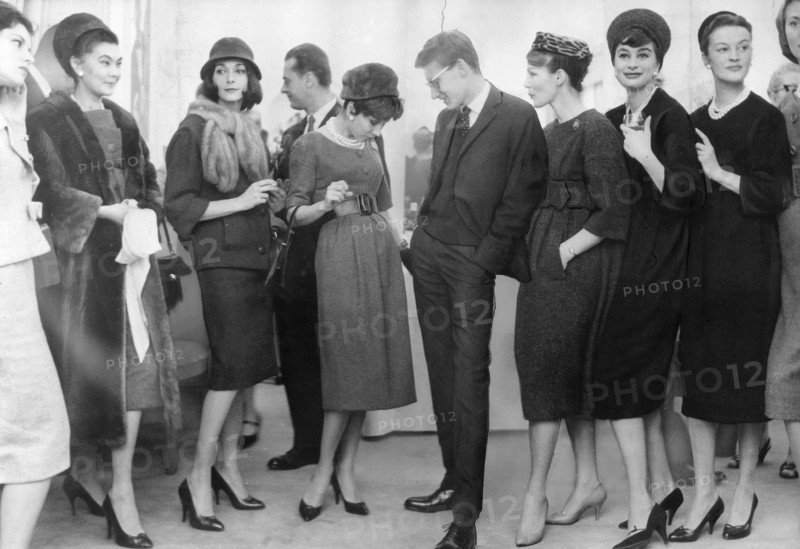 Yves Saint Laurent entouré de mannequins, 1958