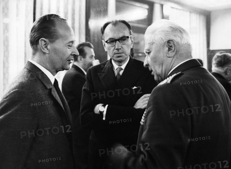 Alexander Dubcek (à gauche) parlant avec Jan Pudlak et le Président Ludvik Svoboda