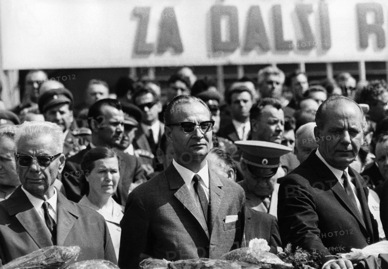 Alexander Dubcek dans une manifestation avec le politicien hongrois Sandor Gaspar