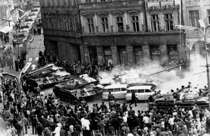 Printemps de Prague : chars soviétiques dans les rues de Prague, août 1968