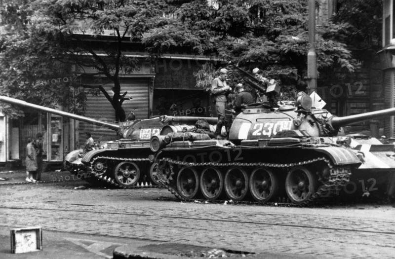 Printemps de Prague : deux chars des troupes du Pacte de Varsovie traversant la vieille ville