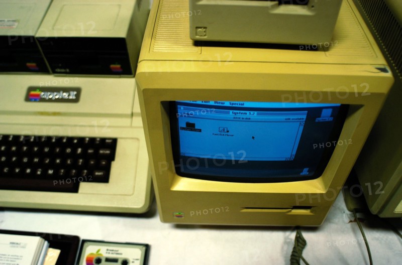 Deutschland, Bayern, Muenchen, Vintage Computer Festival Europe  - Historischer Apple-Computer auf der Vintage-Computer-Messe
