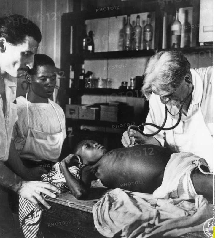 Albert Schweitzer examine un patient