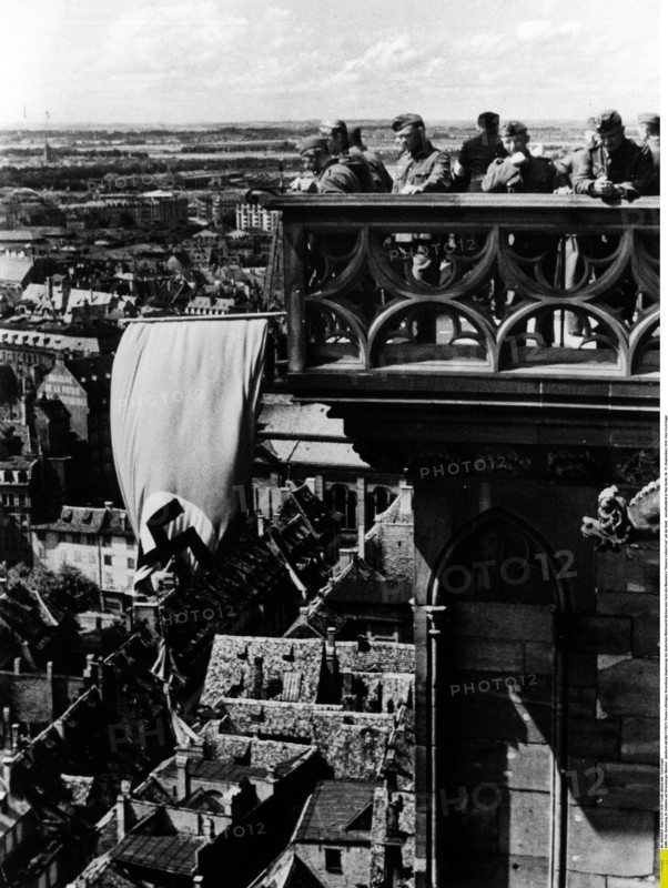II.WK, Frkr. Besetzung, Dt. Soldaten auf Strassburger Mnster
