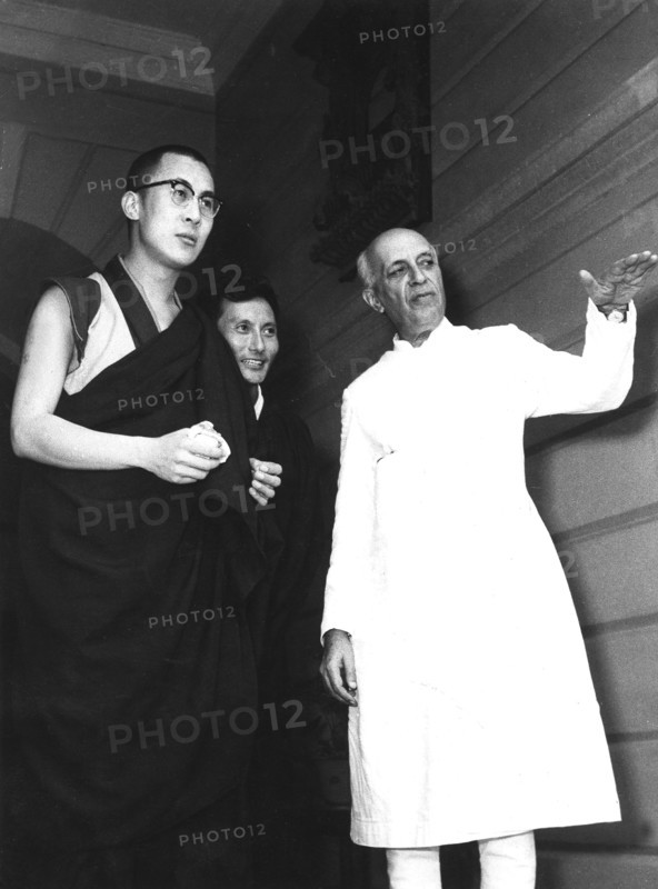 Le Dalai Lama et le Premier Ministre indien Jawaharlal Nehru