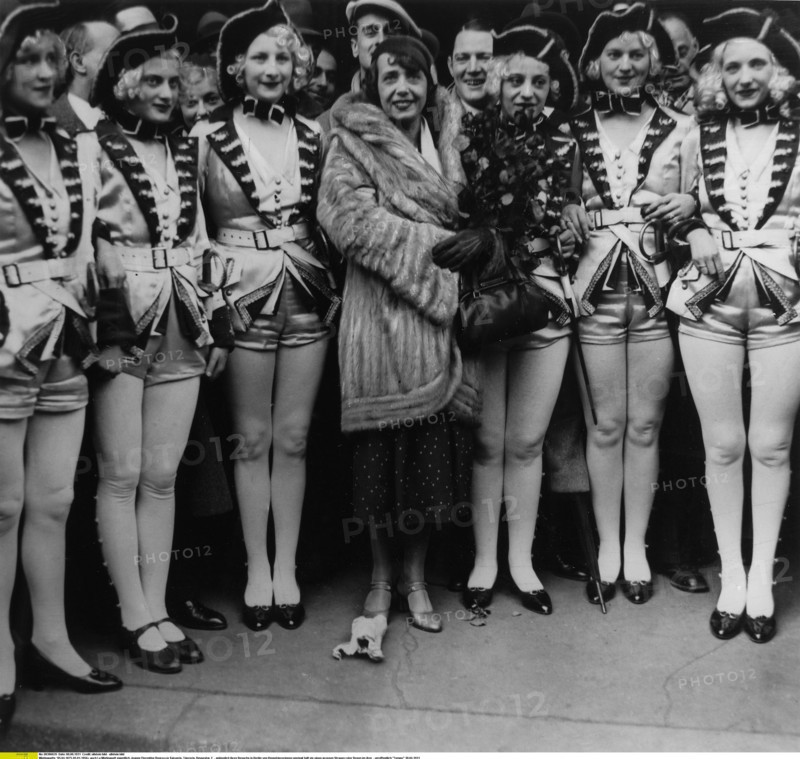 Mistinguette et une revue de danseuses