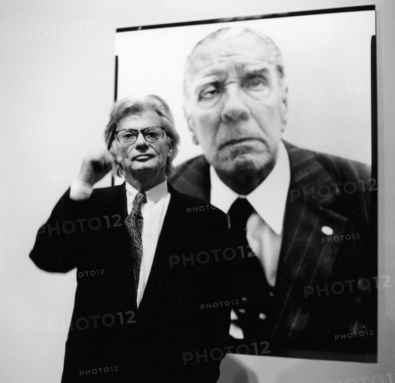 *15.05.1923-01.10.2004+Fotograf, USAPortr„t vor seinem Foto des Schriftstellers Jorge Luis Borges (Aufnahme: 1976)- 1994
