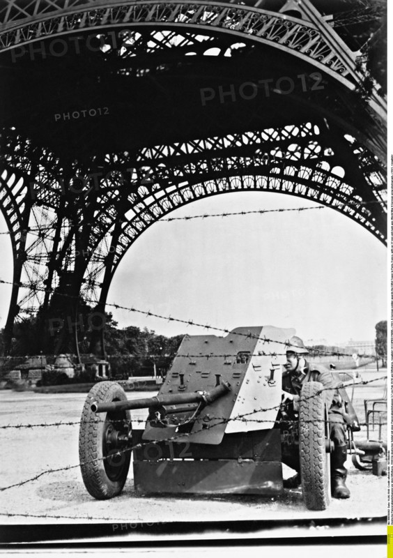 Blindé allemand sous la Tour Eiffel