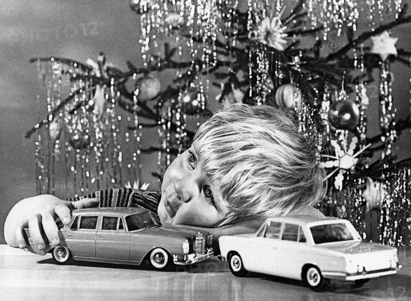 Garçon avec des jouets sous le sapin