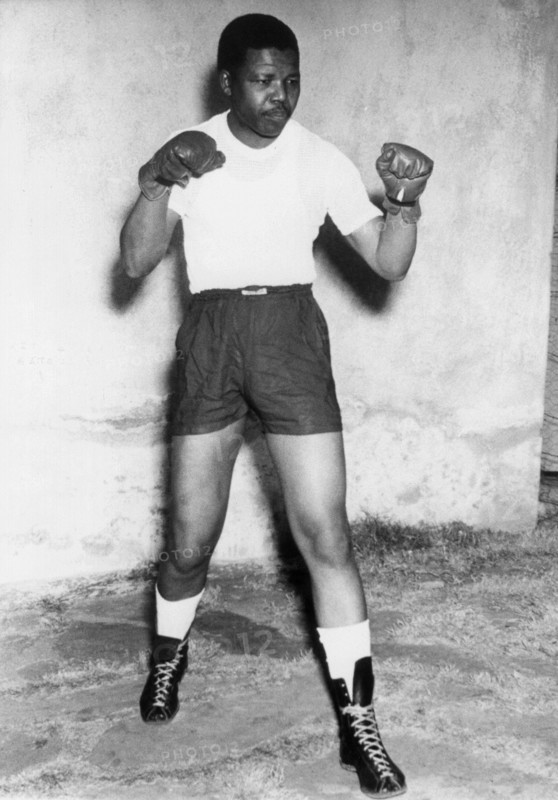 Nelson Mandela en tenue de boxeur