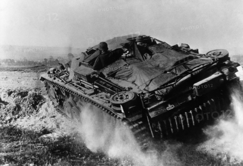 StuG III Ausführung ("version" ou "Ausf.), le blindé à tout faire de la Wehrmacht
Ici en opération durant un assaut sur le front est de l'Union Soviétique. Juillet 1941