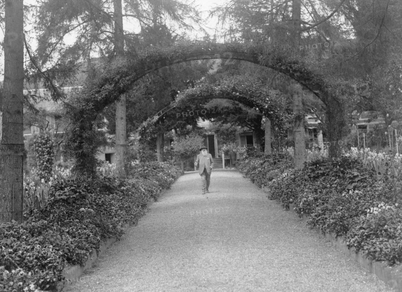 *14.02.1840-06.12.1926+
Bildender Knstler, Maler, Frankreich

in seinem Garten in Giverny bei Paris
- vermutl. um 1920